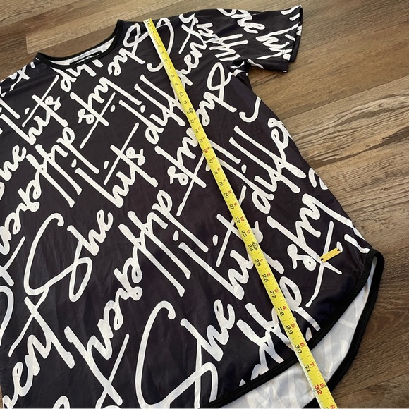 CAKE She Hits Different signature tee L - Picture 5 of 8